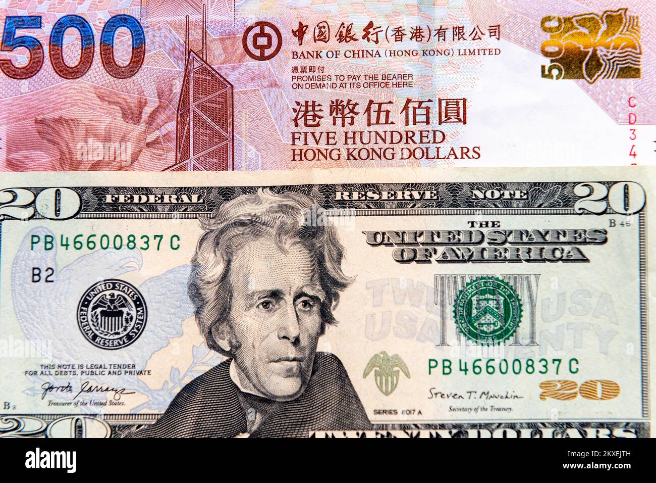 Gros plan d'un billet de vingt dollars américains et d'un billet de banque de cinq cents dollars de Hong Kong. Banque D'Images