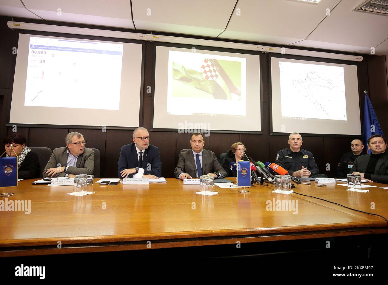 (G-D) Directeur de l'Institut croate de médecine d'urgence Maja Grba Bujevic, Directeur de l'Institut croate de santé publique Krunoslav Capak, Ministre de l'intérieur de Croatie Davor Bozinovic, Ministre de la Santé Vili Beros, Directeur de l'Hôpital universitaire pour les maladies infectieuses 'dr. Fran Mihaljevic' Alemka Markotic et Directeur général de la police Nikola Milina lors de la conférence de presse de la protection civile nationale sur la prévention et la protection des coronavirus en Croatie, à Zagreb (Croatie), sur le 26 février 2020. Troisième cas de coronavirus confirmé en Croatie. Photo: Goran Stanzl Banque D'Images