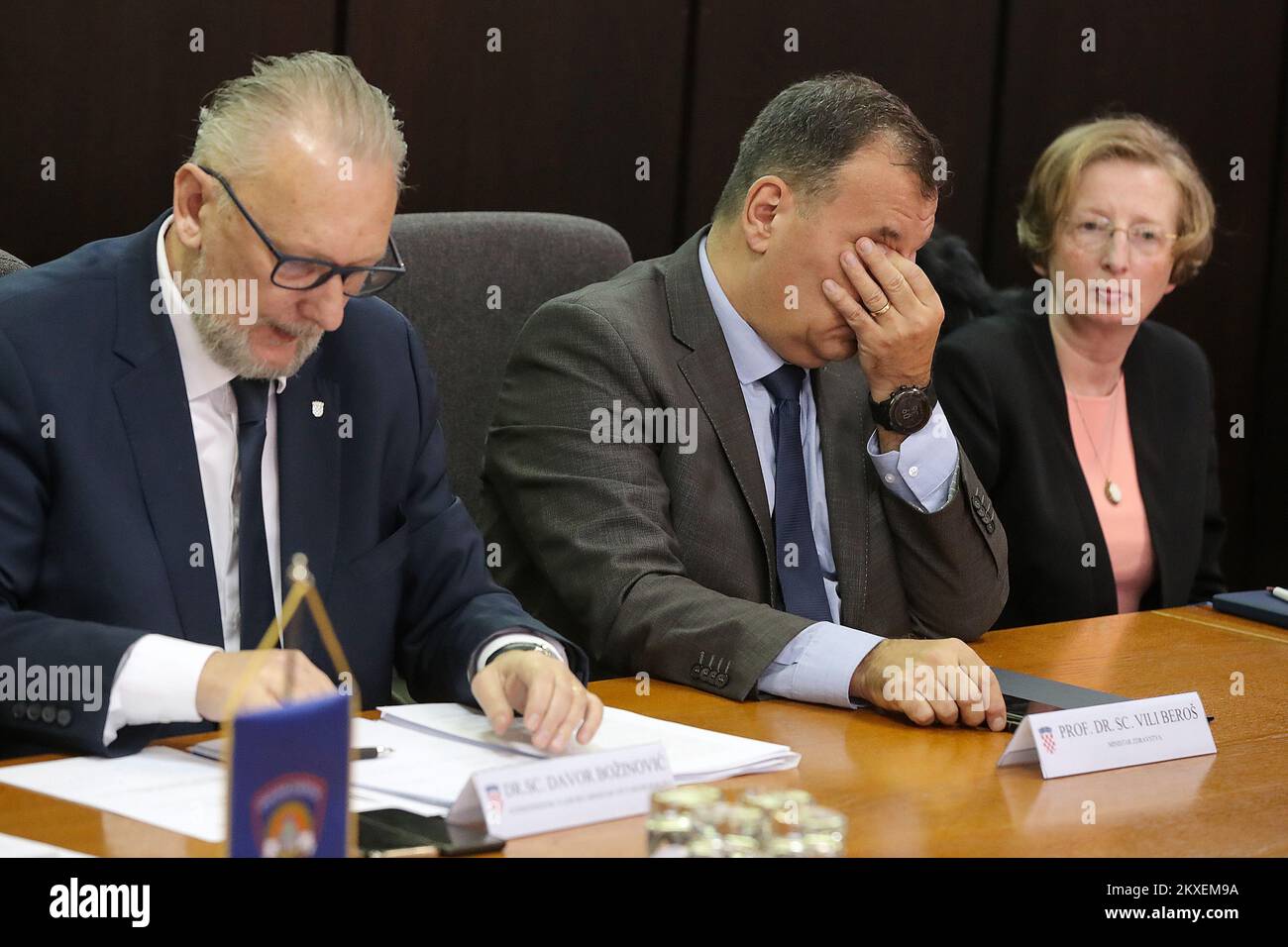 (G-D) Ministre de l'intérieur de Croatie Davor Bozinovic, Ministre de la Santé Vili Beros et Directeur de l'Hôpital universitaire pour les maladies infectieuses 'dr. Fran Mihaljevic' Alemka Markotic lors de la conférence de presse de la protection civile nationale sur le thème de la prévention et de la protection des coronavirus en Croatie, à Zagreb, en Croatie, sur 26 février 2020. Troisième cas de coronavirus confirmé en Croatie. Photo: Goran Stanzl/PIXSELL Banque D'Images