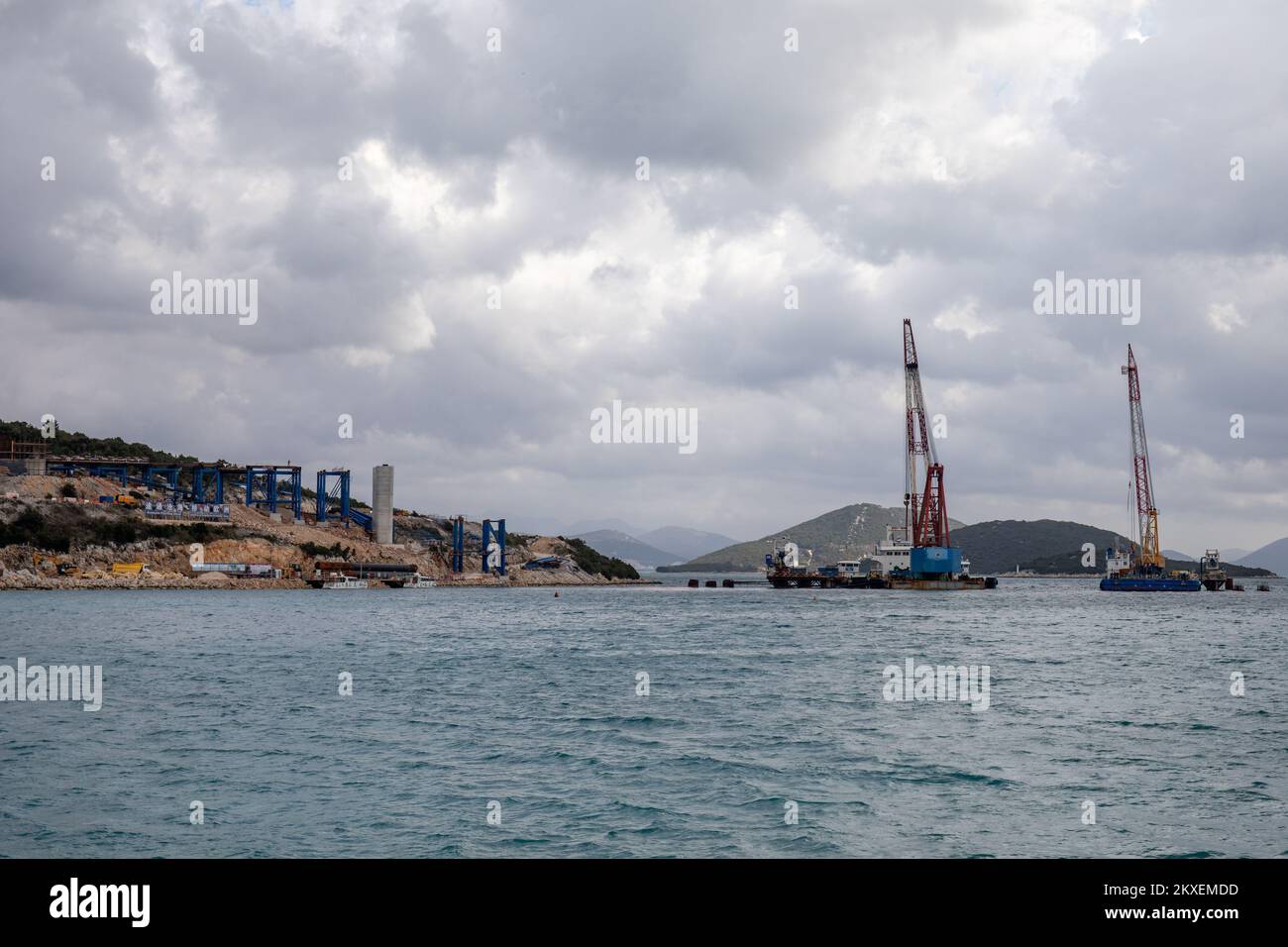 Photo prise sur 26 février 2020 montre le chantier de construction du pont Peljesac à Komarna, Croatie. Le pont reliera la péninsule croate de Peljesac avec le continent croate, passant ainsi entièrement par le territoire croate et contournant les points de passage frontaliers avec la Bosnie-Herzégovine voisine à Neum. Le pont Peljesac est construit par le consortium chinois dirigé par China Road and Bridge Corporation (CRBC). Photo: Grgo Jelavic/PIXSELL Banque D'Images