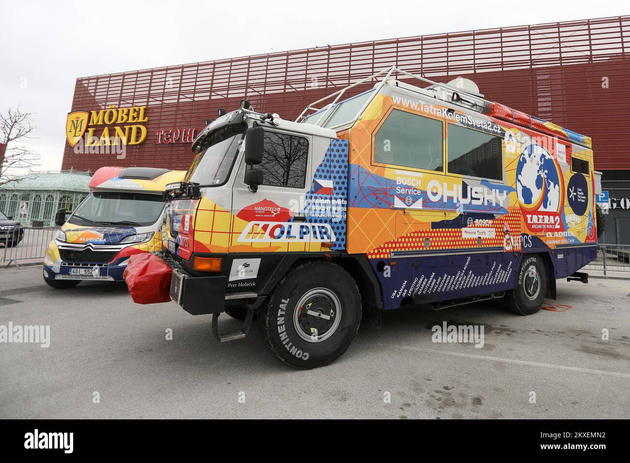 29.02.2020., Croatie, Zagreb - les visiteurs du centre commercial Westgate peuvent voir le camion qui prendra part à l'expédition Tatra 2 - un voyage autour du monde. Photo: Borna Filic/PIXSELL Banque D'Images