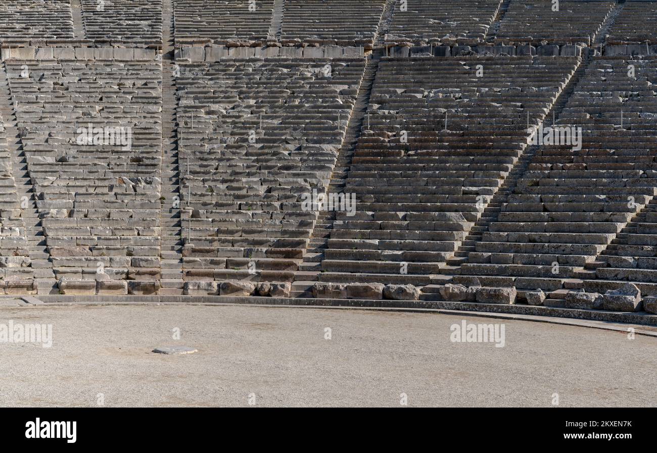 Épidauros, Grèce - 9 novembre 2022 : détail architectural des rangées de pierre et des sièges dans l'ancien théâtre d'Épidauros, dans le sud de la Grèce Banque D'Images