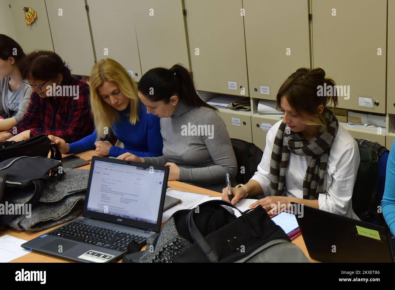 13.03.2020., Pula, Croatie - directeurs d'écoles dans le comté d'Istria, en collaboration avec d'autres instructeurs ET enseignants EN INFORMATIQUE, en préparation au processus d'enseignement à distance qui débutera lundi. Photo: Dusko Marusic/PIXSELL Banque D'Images