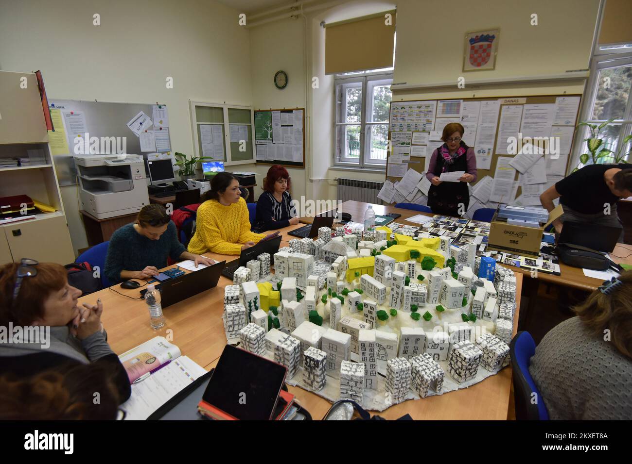 13.03.2020., Pula, Croatie - directeurs d'écoles dans le comté d'Istria, en collaboration avec d'autres instructeurs ET enseignants EN INFORMATIQUE, en préparation au processus d'enseignement à distance qui débutera lundi. Photo: Dusko Marusic/PIXSELL Banque D'Images