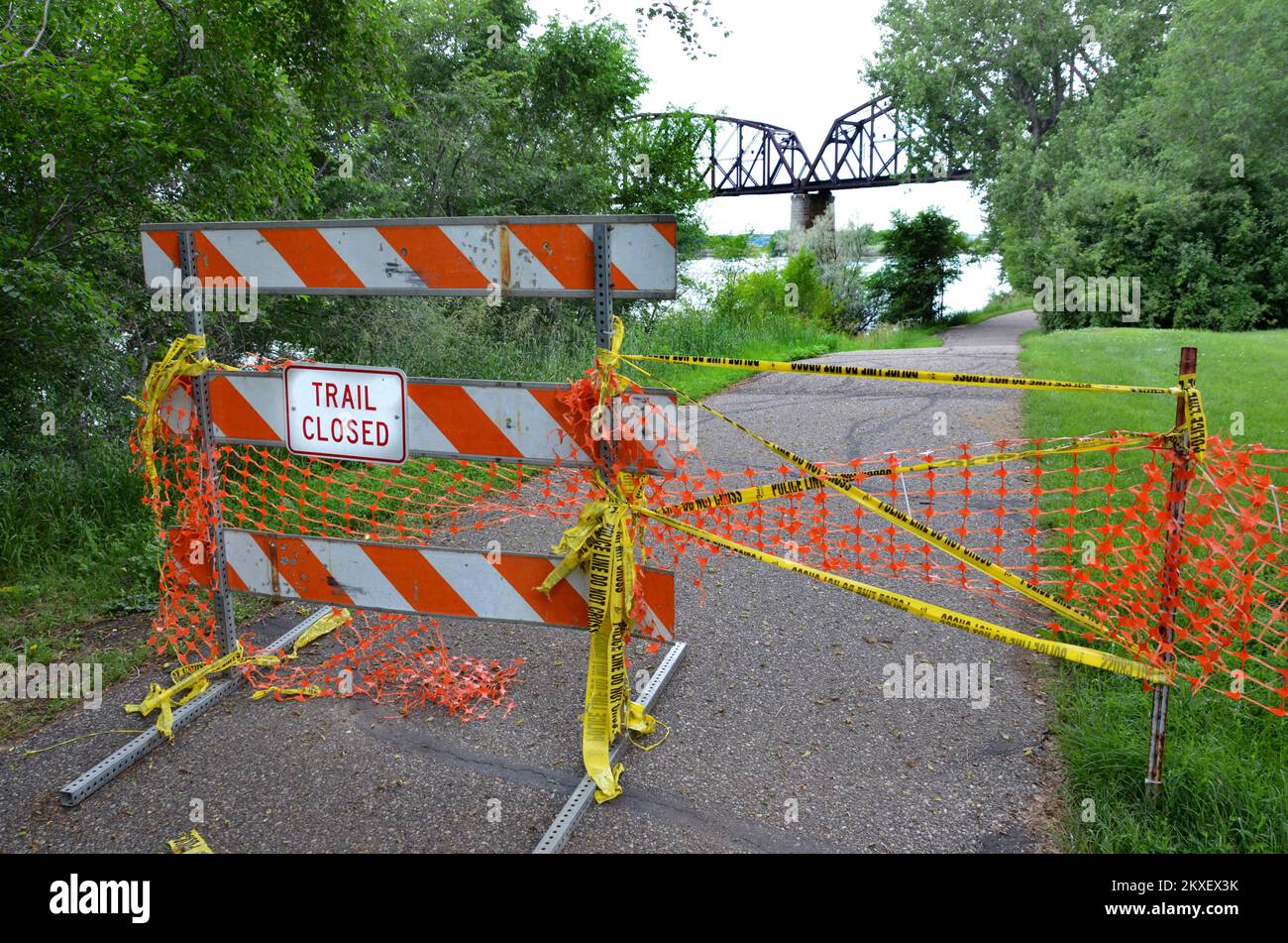 Inondations - Bismarck, N. D. , 11 juillet 2011 Un sentier de randonnée le long de la rivière Missouri est inondé en raison des niveaux d'eau historiques. Inondations dans le Dakota du Nord. Photographies relatives aux programmes, aux activités et aux fonctionnaires de gestion des catastrophes et des situations d'urgence Banque D'Images