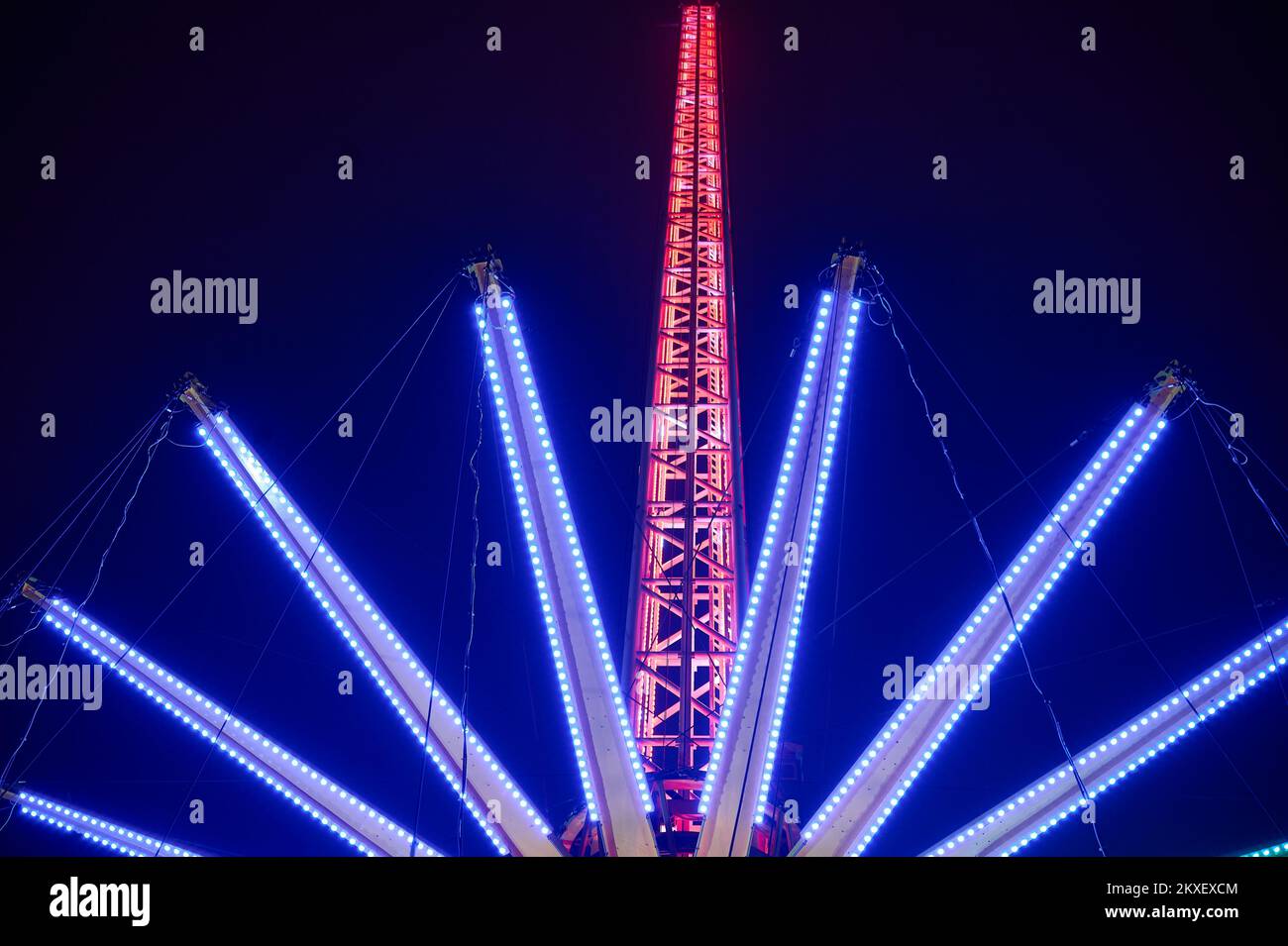 Le trajet de 60 mètres de haut Star Flyer la nuit pendant le salon de Noël de Blackpool Banque D'Images
