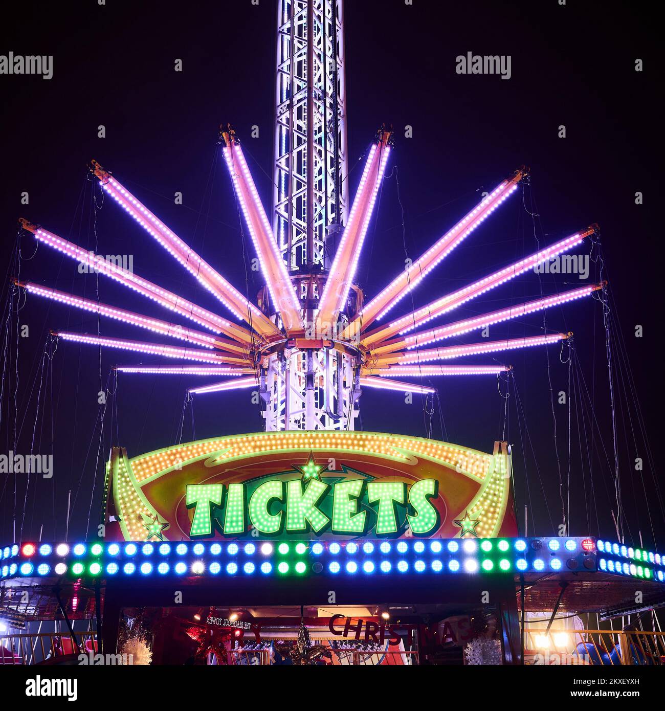 La circulaire et la billetterie Star de 60 mètres de haut sur la promenade de Blackpool la nuit Banque D'Images