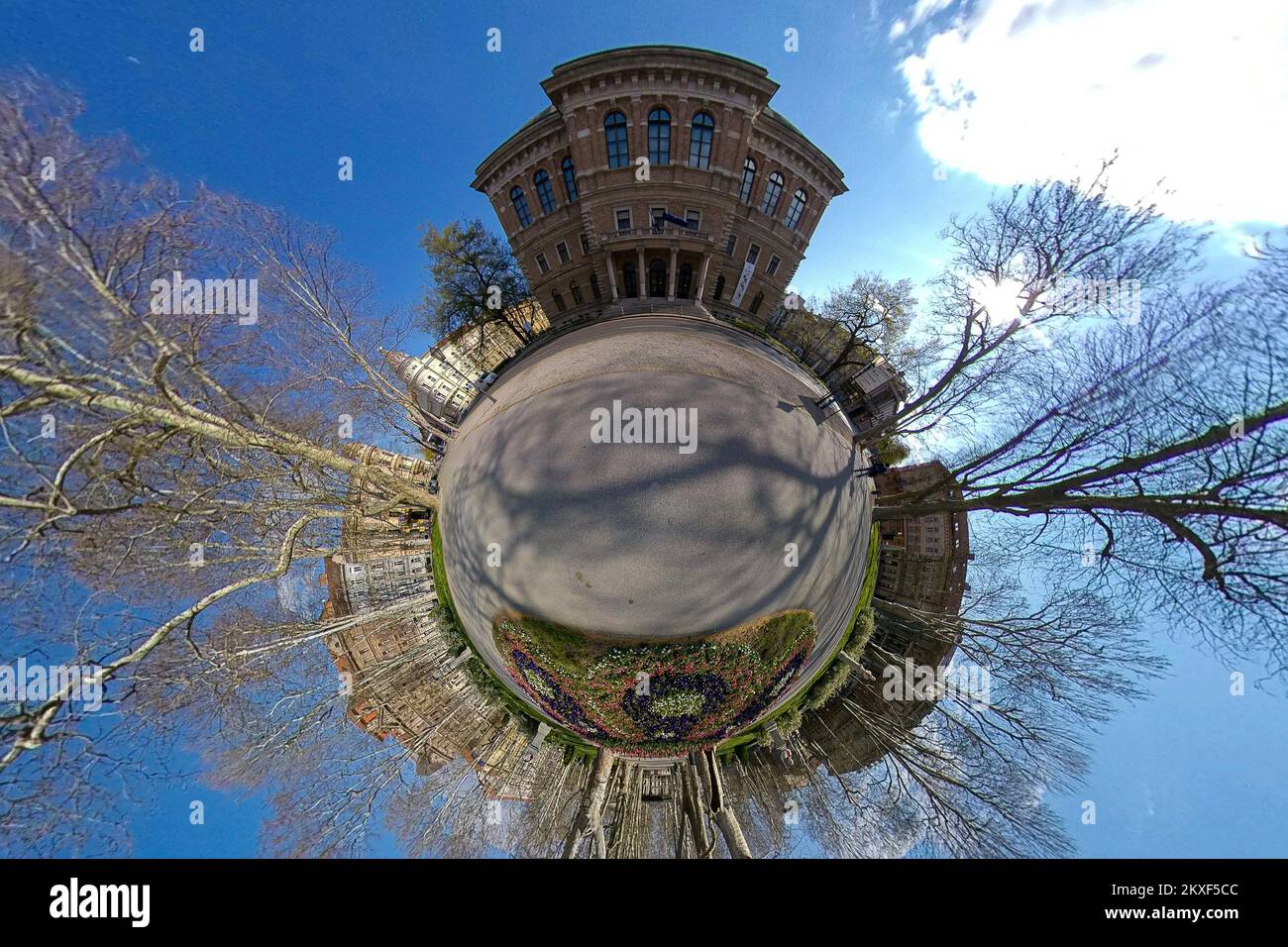 01.04.2020., Zagreb, Croatie - 360 vue minuscule sur la planète des rues vides de la ville pendant la pandémie du coronavirus. Parc Zrinjevac. Photo: Davor Puklavec/PIXSELL Banque D'Images