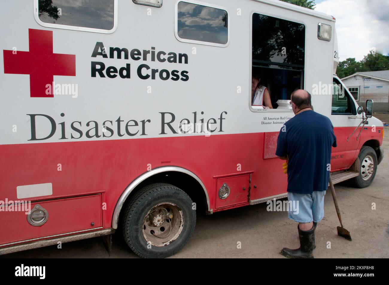 011071811 la Croix-Rouge fournit de la nourriture aux résidents de Minot. Inondations dans le Dakota du Nord. Photographies relatives aux programmes, aux activités et aux fonctionnaires de gestion des catastrophes et des situations d'urgence Banque D'Images