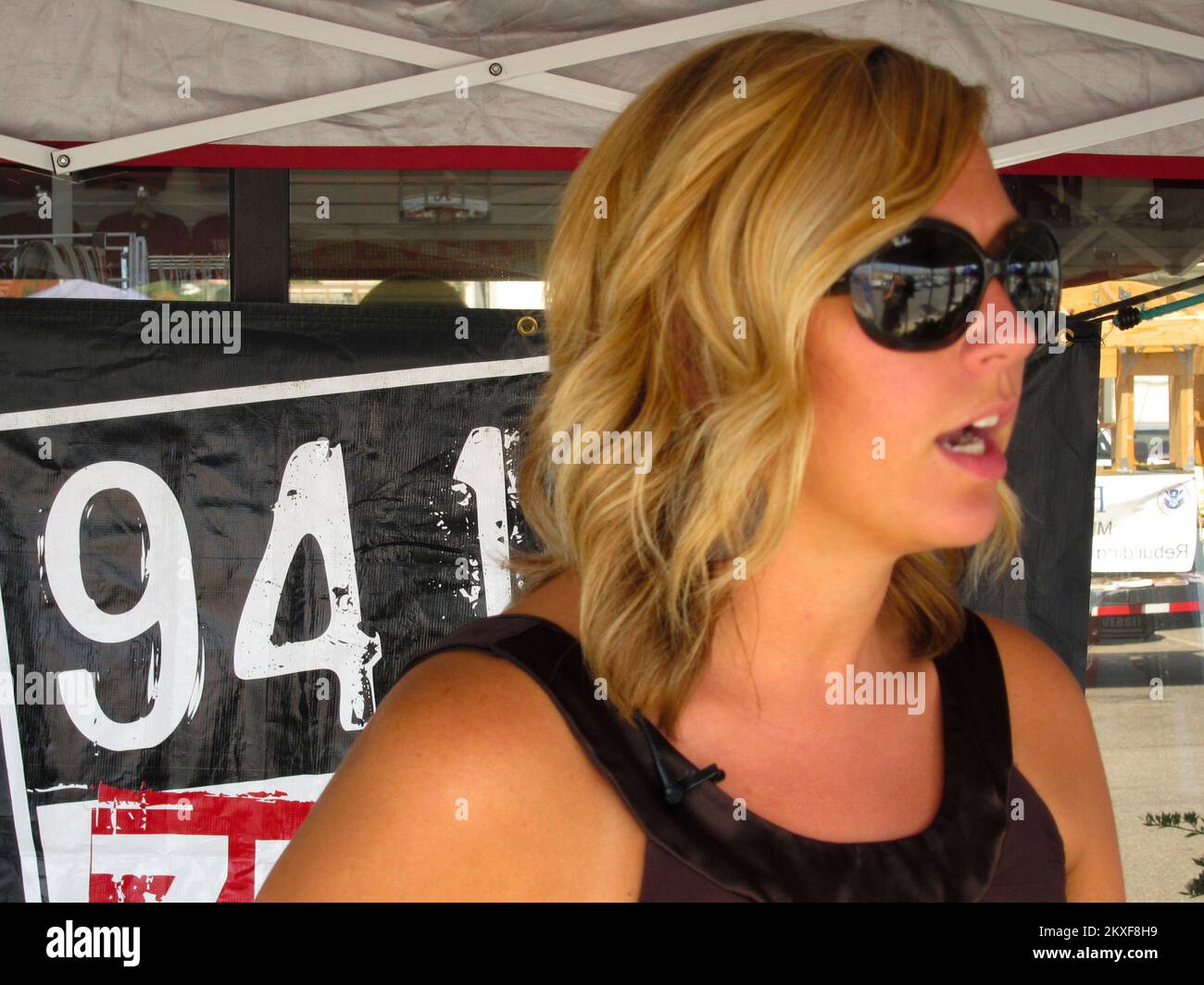 Tornado - Tuscaloosa, Alabama , 18 juillet 2011 le spécialiste vidéo de la FEMA Samir Valeja interview Melissa George à un atelier de sensibilisation de la FEMA organisé par WTXT et ZBQ radio devant Starbucks, centre commercial Midtown Village, 1800, boul. McFarland. , Tuscaloosa. Inondations dans le Dakota du Nord. Photographies relatives aux programmes, aux activités et aux fonctionnaires de gestion des catastrophes et des situations d'urgence Banque D'Images