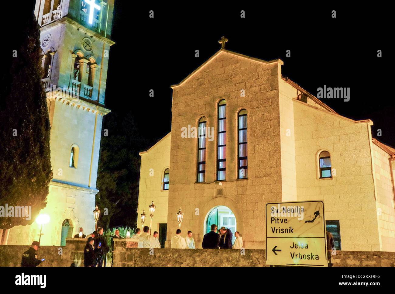 10.04.2020.,Hvar, Croatie - procession de la Croix tenue sur l'île de Hvar. La procession de la Croix est un événement de marée passion qui a lieu chaque année dans la nuit entre le jeudi Maundy et le vendredi Saint. Il a lieu dans les paroisses de Jelsa, Pitve, Vrisnik, Svirce, Vrbanj et Vrboska et il y a six processions. Se déplaçant dans le sens des aiguilles d'une montre de l'église à l'église la Croix de Jelsa va à Pitve, la croix de Pitve va à Vrisnik, la croix de Vrisnik va à Svirce, la croix de Svirce va à Vrbanj, la croix de Vrbanj va à Vrboska, et enfin la croix de Vrboska va à Jelsa. C'est une règle th Banque D'Images