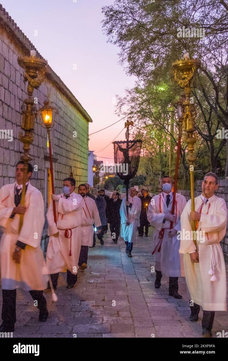 10.04.2020.,Hvar, Croatie - procession de la Croix tenue sur l'île de Hvar. La procession de la Croix est un événement de marée passion qui a lieu chaque année dans la nuit entre le jeudi Maundy et le vendredi Saint. Il a lieu dans les paroisses de Jelsa, Pitve, Vrisnik, Svirce, Vrbanj et Vrboska et il y a six processions. Se déplaçant dans le sens des aiguilles d'une montre de l'église à l'église la Croix de Jelsa va à Pitve, la croix de Pitve va à Vrisnik, la croix de Vrisnik va à Svirce, la croix de Svirce va à Vrbanj, la croix de Vrbanj va à Vrboska, et enfin la croix de Vrboska va à Jelsa. C'est une règle th Banque D'Images