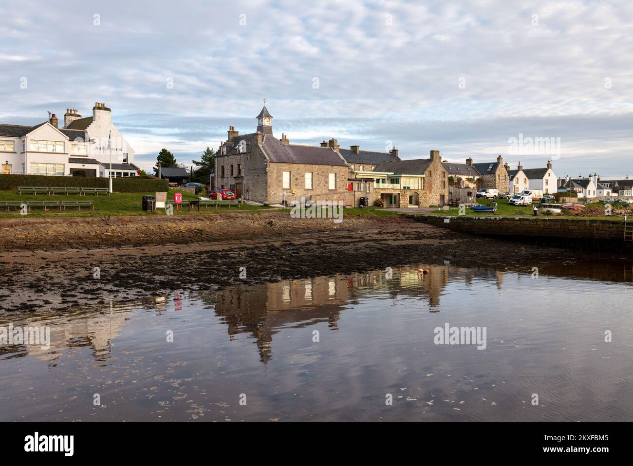30 novembre 2022. Findhorn, Moray, Écosse. Il s'agit des bâtiments du petit village de Findhorn qui se reflètent sur les baies d'eau. Banque D'Images