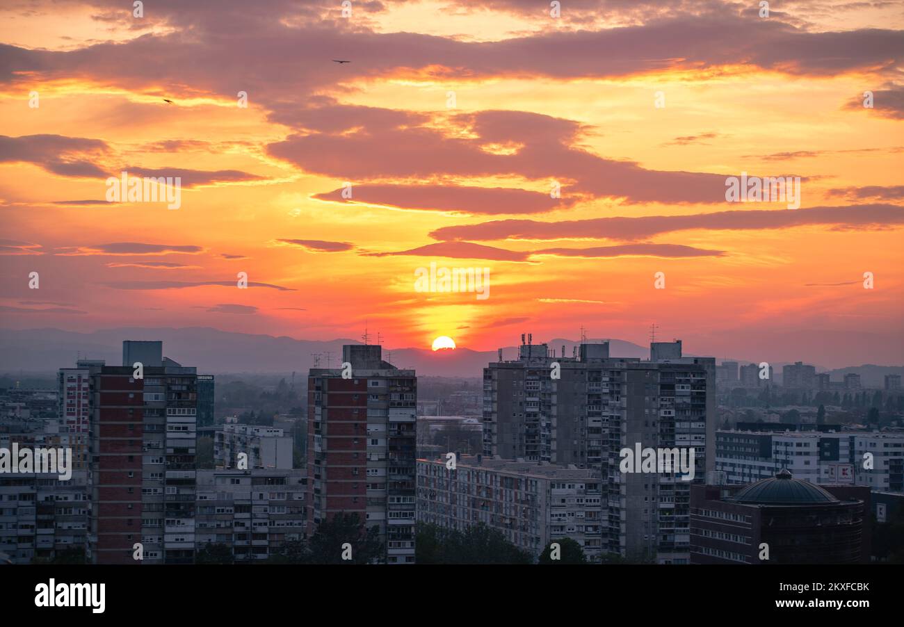 13.04.2020., Zagreb, Croatie - coucher de soleil sur Zagreb. Photo: Bruno Fantulin/PIXSELL Banque D'Images