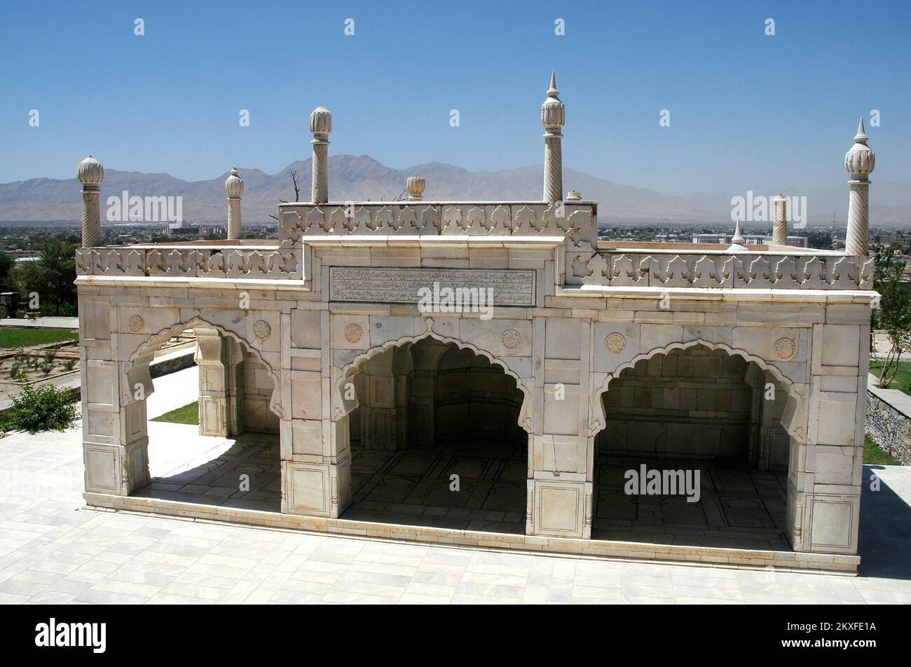 Une petite mosquée en marbre blanc dans les jardins de Babur, Kaboul, Afghanistan. Banque D'Images