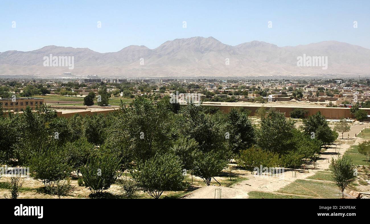 Vue de Kaboul, Afghanistan prise des Jardins de Babur lors de la reconstruction des jardins en 2005. Banque D'Images