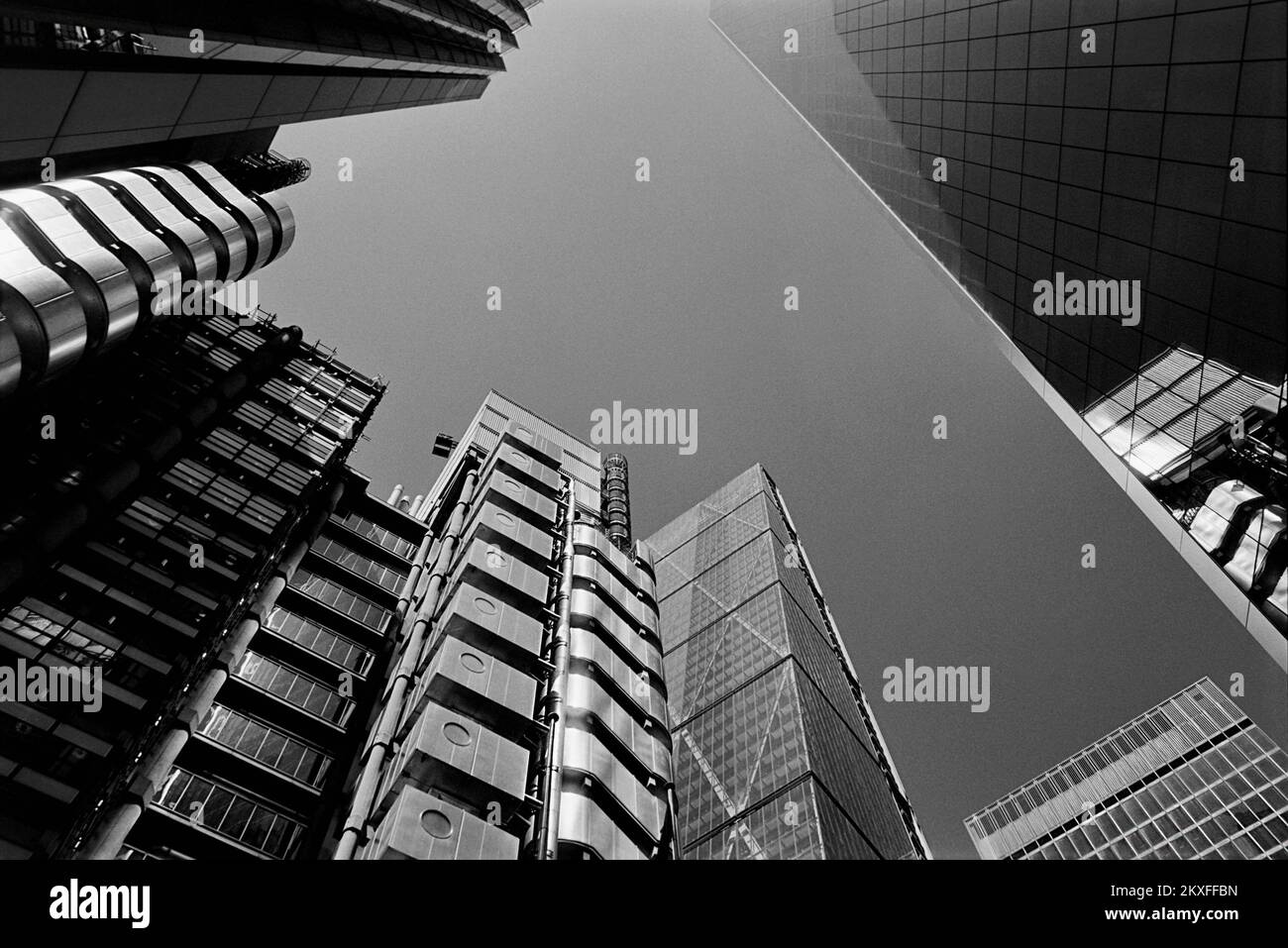 Le bâtiment Lloyds et les gratte-ciels environnants de la City of London UK, en regardant vers le haut, en monochrome Banque D'Images