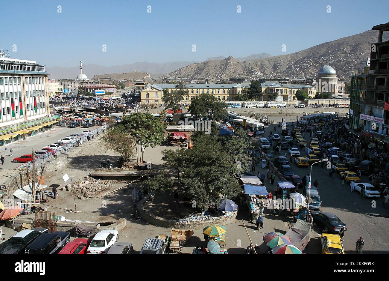 Kaboul / Afghanistan : vue du centre de Kaboul montrant le marché, la circulation, la foule et les collines lointaines. Banque D'Images