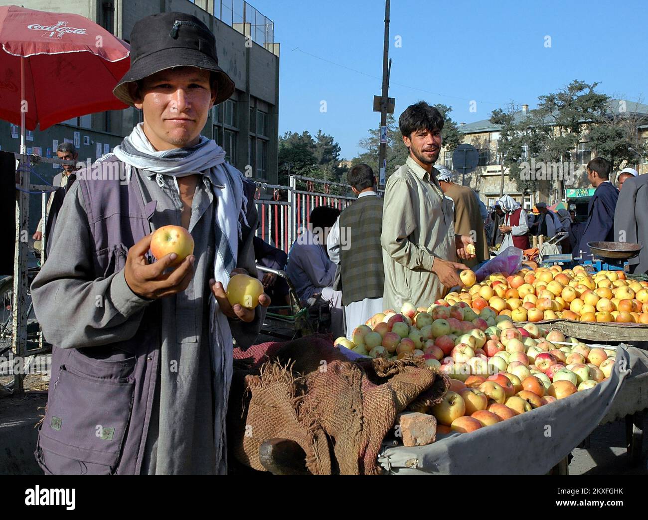 Kaboul / Afghanistan : deux porteurs de pommes qui vendent des pommes sur le marché de Kaboul. Banque D'Images