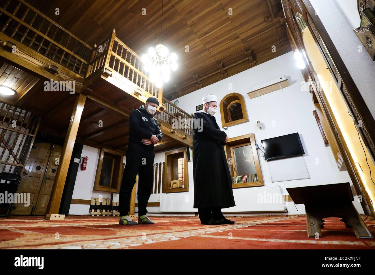 27.04.2020., Zenica, Bosna i Hercegovina - Bosnie-Herzégovine - une séance de prière du soir appelée 'tarawih' dans la mosquée vide Osman-Celebija pendant le mois Saint du Ramadan en raison de l'épidémie du coronavirus. Photo: Armin Durgut/PIXSELL Banque D'Images