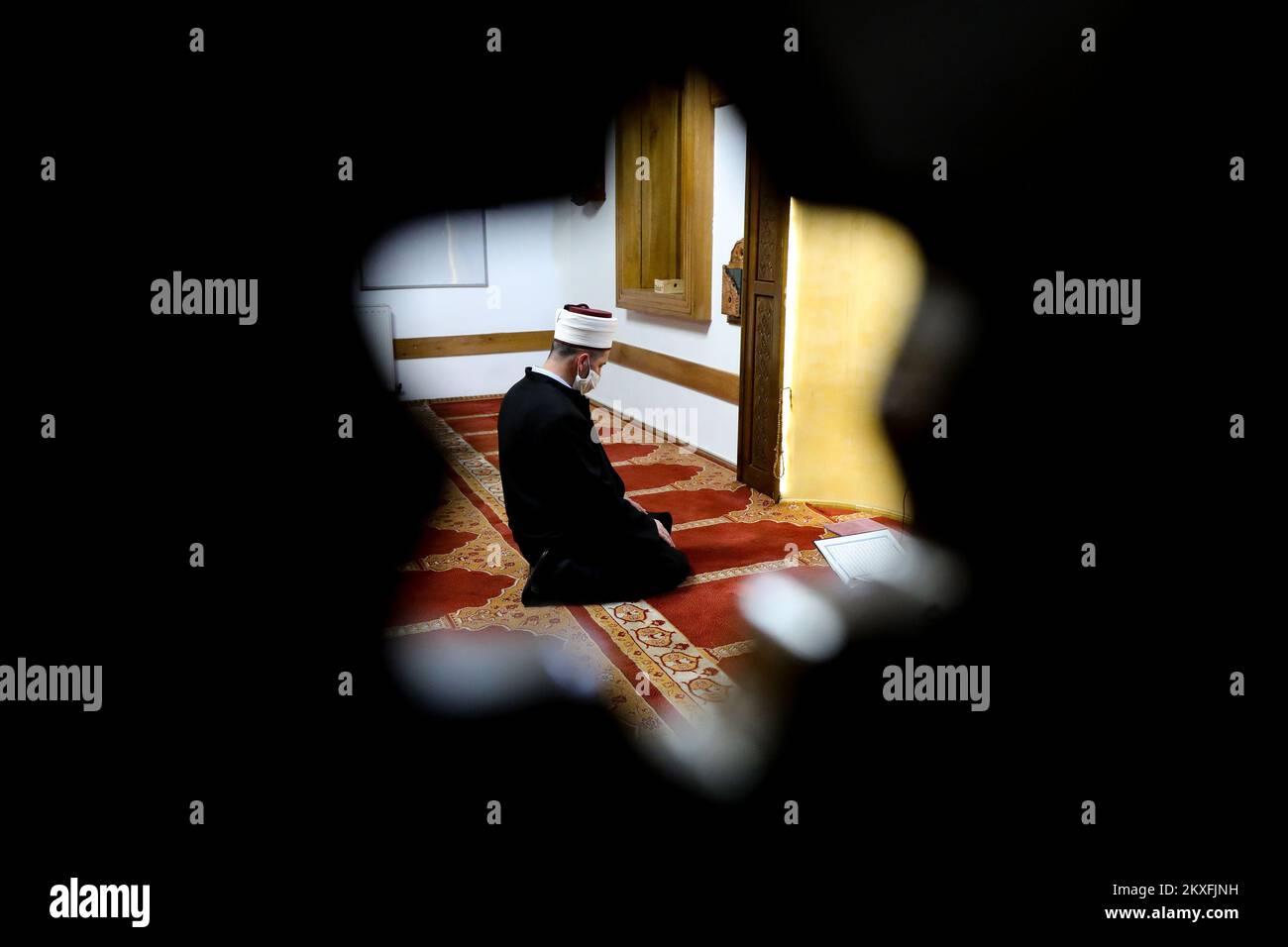 27.04.2020., Zenica, Bosna i Hercegovina - Bosnie-Herzégovine - une séance de prière du soir appelée 'tarawih' dans la mosquée vide Osman-Celebija pendant le mois Saint du Ramadan en raison de l'épidémie du coronavirus. Photo: Armin Durgut/PIXSELL Banque D'Images