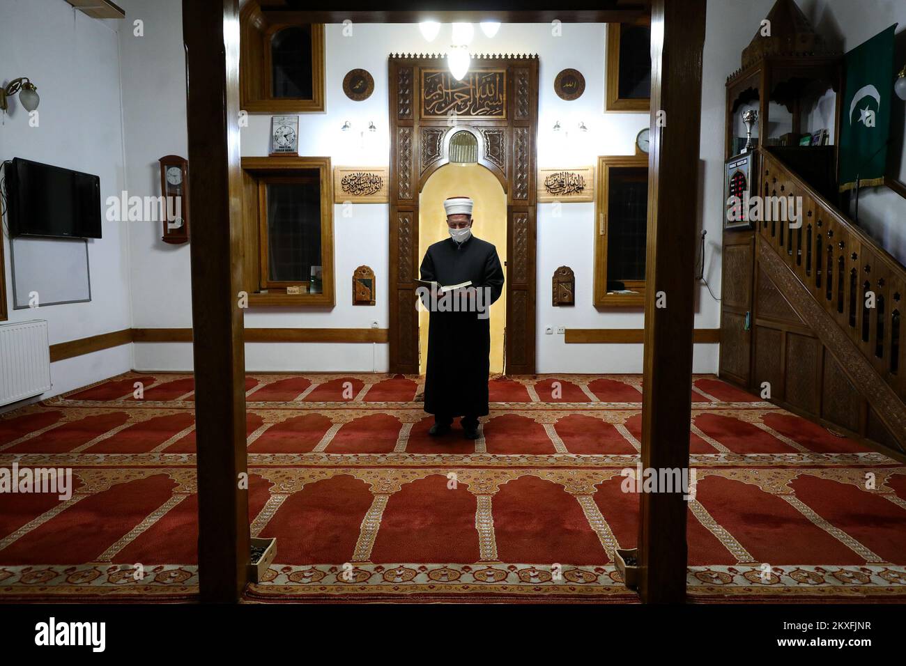 27.04.2020., Zenica, Bosna i Hercegovina - Bosnie-Herzégovine - une séance de prière du soir appelée 'tarawih' dans la mosquée vide Osman-Celebija pendant le mois Saint du Ramadan en raison de l'épidémie du coronavirus. Photo: Armin Durgut/PIXSELL Banque D'Images