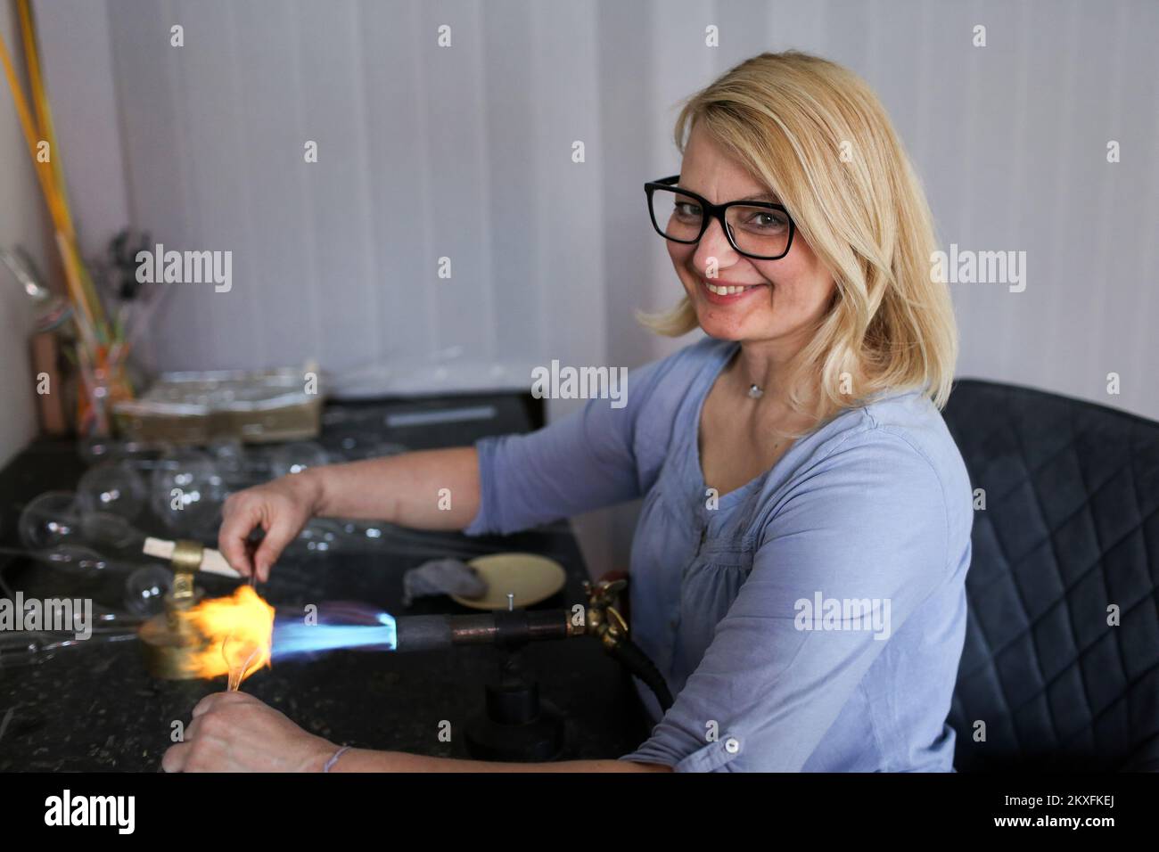 29.04.2020., Zagreb, Croatie - Martina Simunkovic, ancienne historienne de l'art et ethnologue, est devenue une souffleuse de verre. Elle a grandi dans une famille qui a fait des bijoux et des ornements pour le verre soufflé depuis plus de 50 ans. Elle et ses collègues ont lancé le projet O2. Koogle Earth est une boule de verre soufflée à la main qui joue le rôle d'une serre en tant qu'incubateur idéal pour la croissance des semences et le développement de l'ensemencement d'arbres. La graine de l'arbre a un certificat d'origine, et c'est une espèce indigène et non-invasive. Une fois que l'arbre pousse à une taille appropriée pour la transplantation, il peut être transplanté en natu Banque D'Images