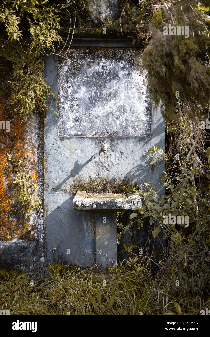 Un lavabo en pierre à l'extérieur dans un endroit perdu avec un aspect ancien et abîmé Banque D'Images