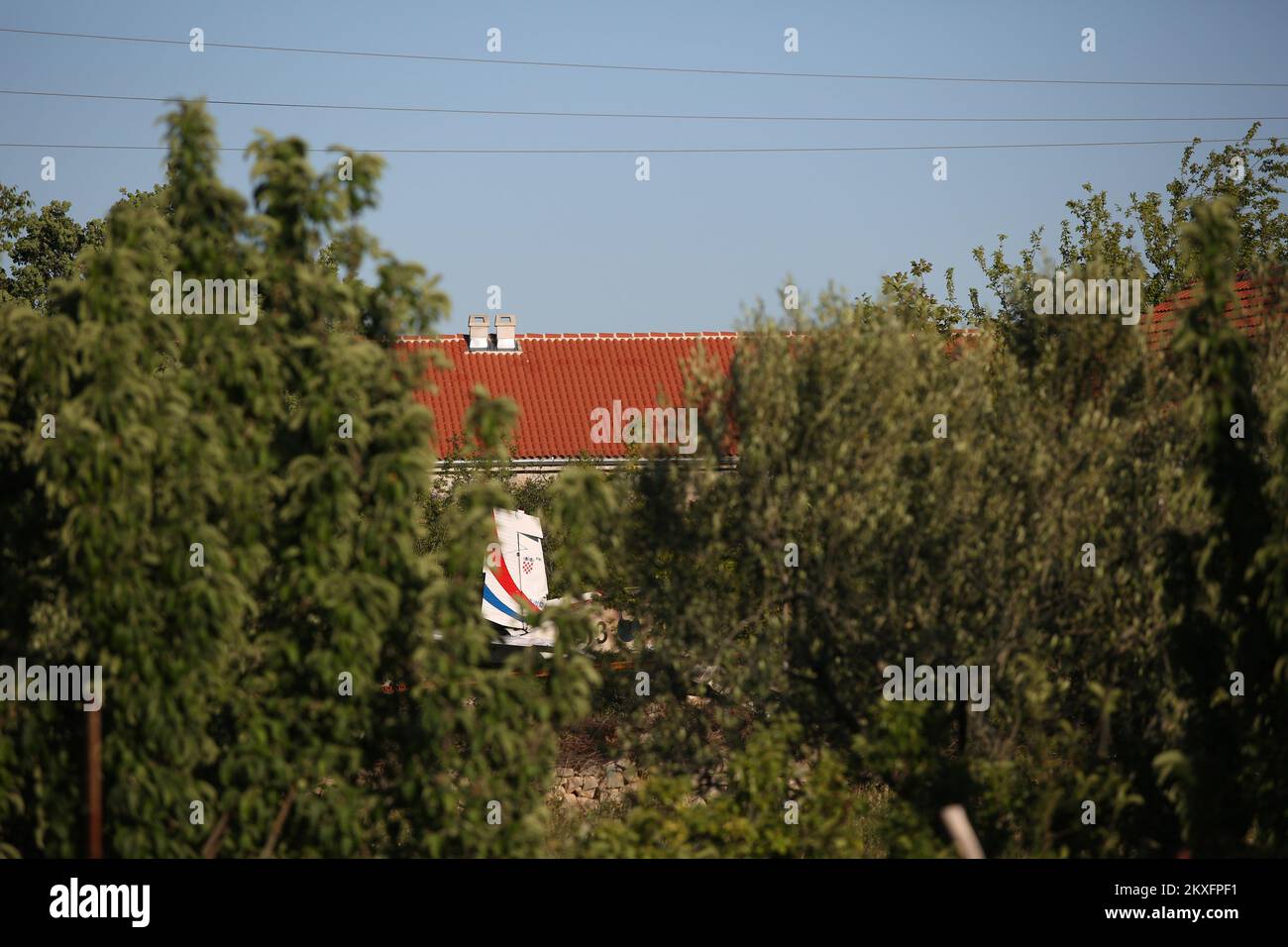 07.05.2020.,Biljane Donje,Croatie, - l'avion d'entraînement de la Force aérienne s'est écrasé dans le sud-ouest du pays, près de Zadar, tuant deux membres d'équipage de la Force aérienne croate. Un avion à moteur unique s'est écrasé vers 4 heures, heure locale, jeudi, au cours d'un vol d'entraînement de routine.le ministre de la Défense croate et d'autres responsables se sont rendus sur le site de l'accident. Photo:Marko Dimic/PIXSELL Banque D'Images