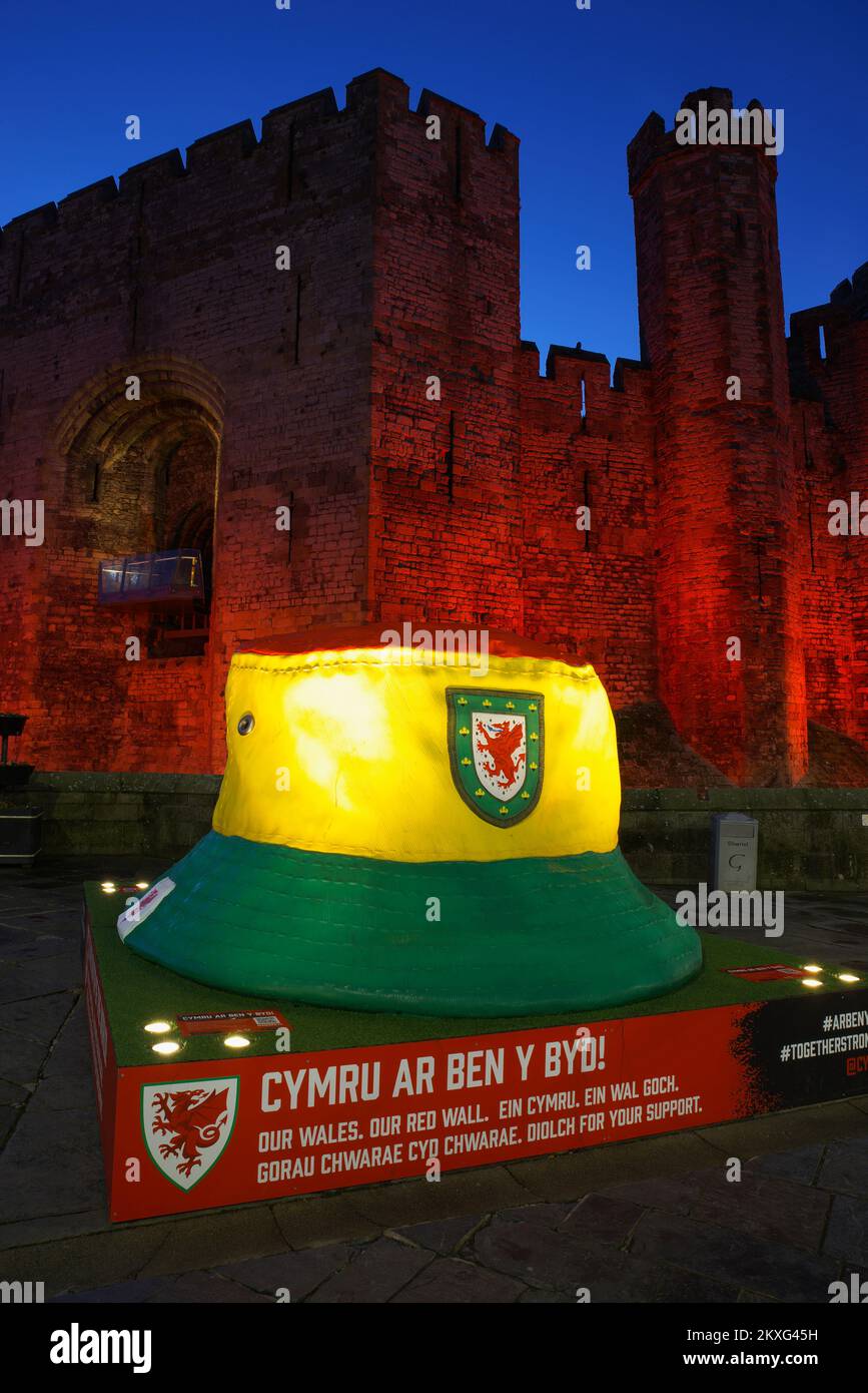 Caernarfon Castle, illuminé en rouge pour commémorer l'équipe de football du pays de Galles, coupe du monde 2022, Gwynedd, pays de Galles du Nord, Royaume-Uni, Banque D'Images