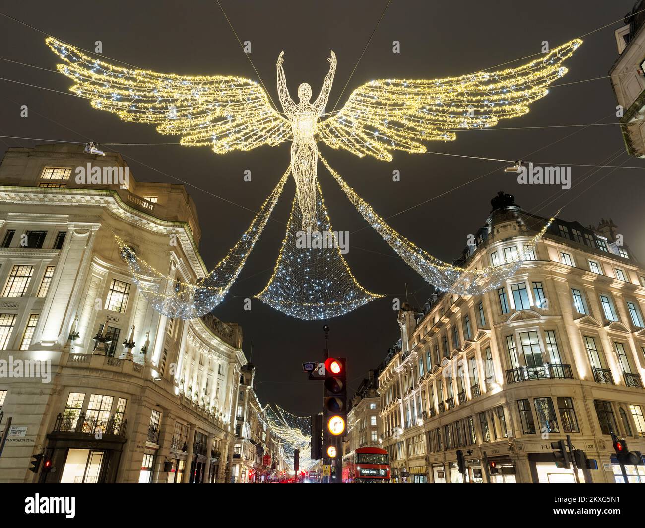 Découvrez les décorations de Noël de l'ange la nuit dans Regent Street Londres 2022 Banque D'Images
