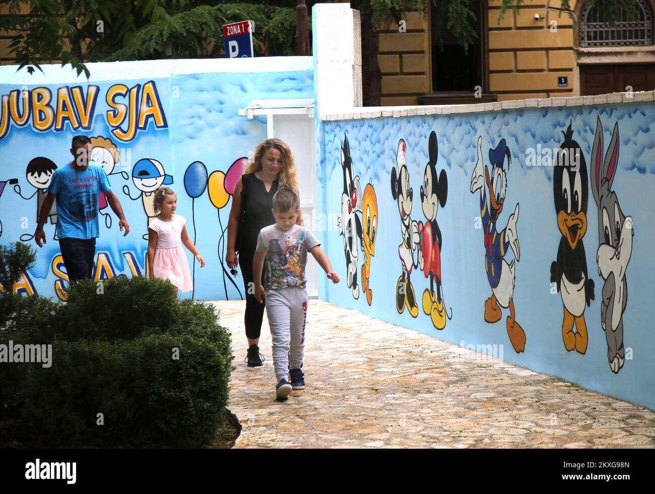 08.06.2020., Sibenik, Croatie - l'équipe de la Société des amis du club de football Hajduk peint l'entrée du dispensaire des enfants avec des personnages de dessin animé pour encourager les petits qui viennent voir le médecin et réduire la peur de venir au médecin. Photo: Dusko Jaramaz/PIXSELL Banque D'Images