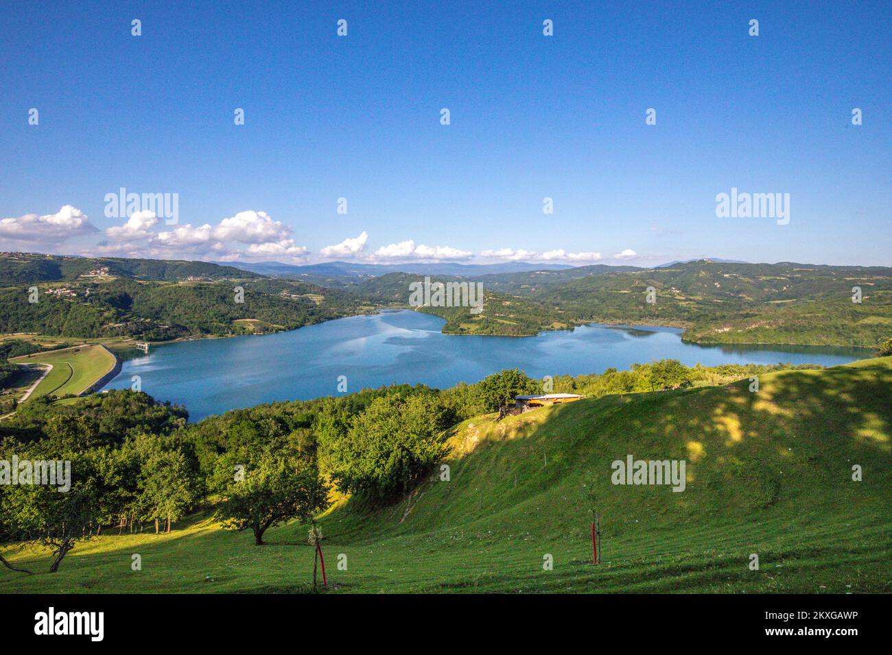 13.06.2020., Buzet, Croatie - le lac Butoniga est un lac d'accumulation en  Istrie, sur la rivière du même nom. Le lac a été construit en 1988. Les  principaux cours d'eau du lac