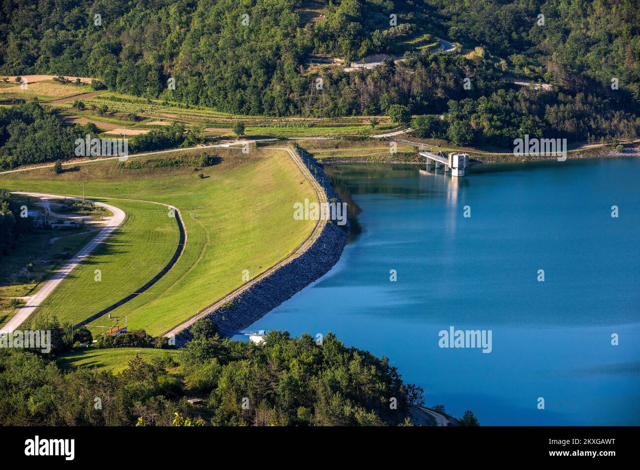 13.06.2020., Buzet, Croatie - le lac Butoniga est un lac d'accumulation en  Istrie, sur la rivière du même nom. Le lac a été construit en 1988. Les  principaux cours d'eau du lac