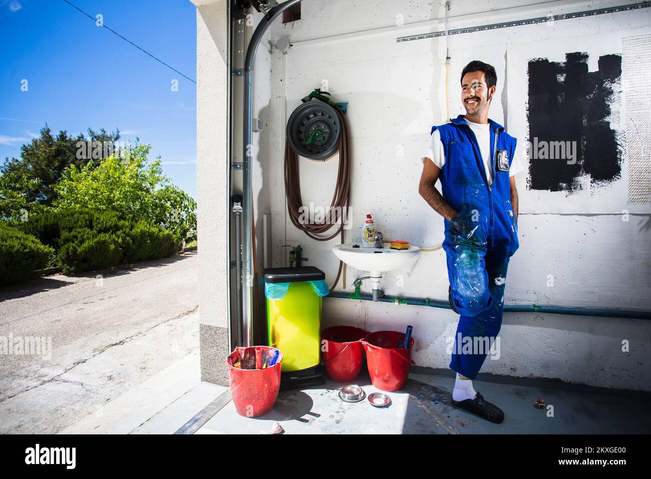 Le jeune artiste Stjepan Jukic est photographié dans son garage studio