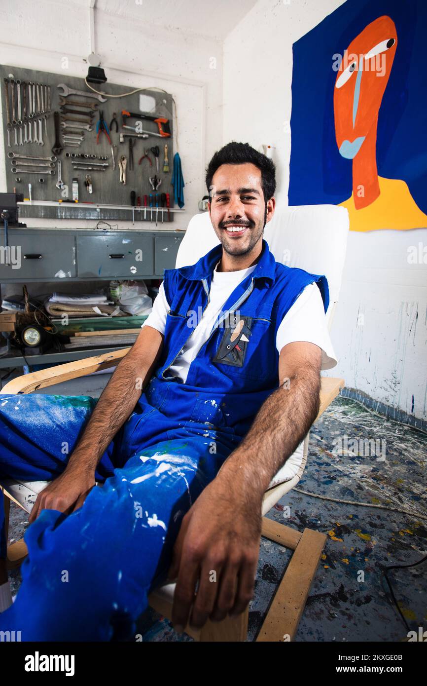 Le jeune artiste Stjepan Jukic est photographié dans son garage studio