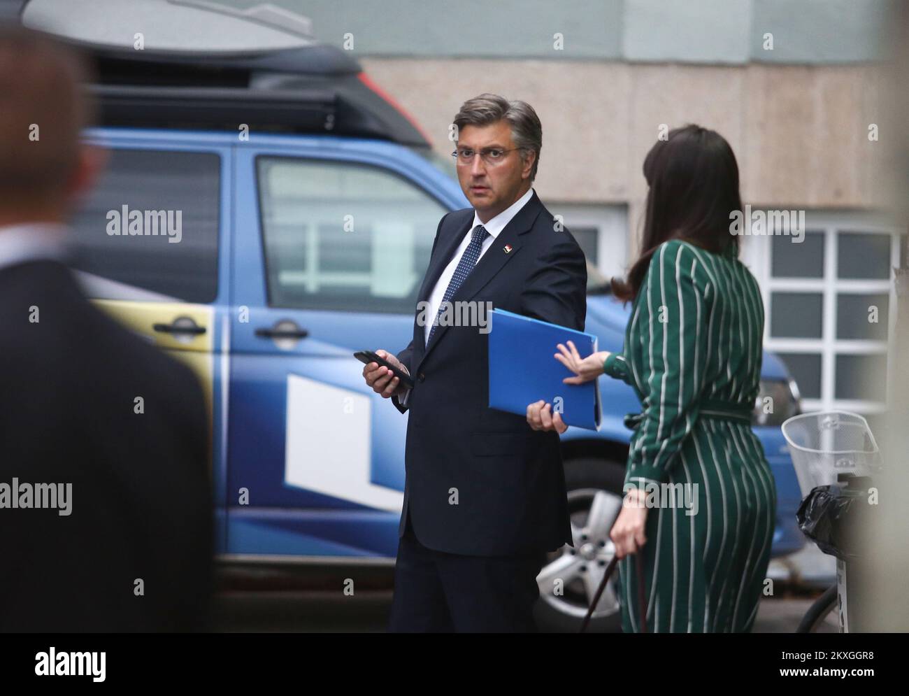 Le président de l'Union démocratique croate et Premier ministre croate Andrej Plenkovic arrive à la télévision de RTL pour s'opposer au président de l'Union sociale-démocrate Davor Bernardic dans un débat télévisé animé par RTL Television pendant la campagne électorale parlementaire, à Zagreb, en Croatie, sur 28 juin 2020. Les élections parlementaires en Croatie prendront le pas sur 05 juillet 2020. Banque D'Images