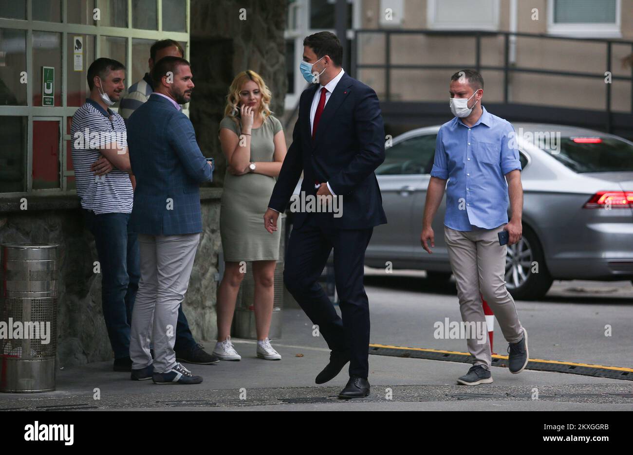 Le président de l'Union sociale-démocrate Davor Bernardic arrive à la télévision de RTL pour s'opposer au président de l'Union démocratique croate et au premier ministre de Croatie Andrej Plenkovic à propos d'un débat télévisé organisé par la télévision de RTL pendant la campagne électorale parlementaire, à Zagreb, en Croatie, sur 28 juin 2020. Les élections parlementaires en Croatie prendront le pas sur 05 juillet 2020. Banque D'Images