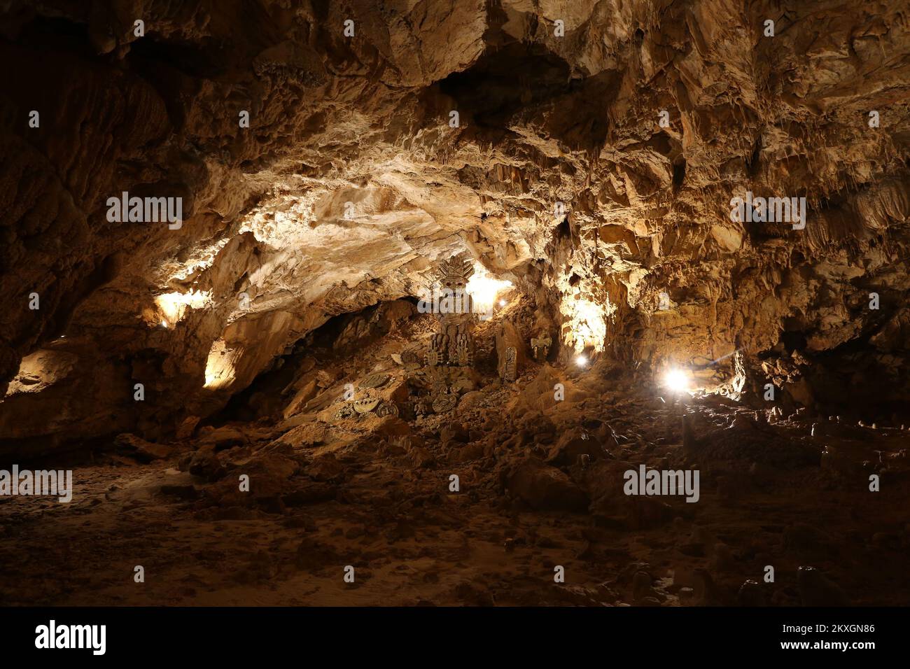 Les accessoires de cinéma utilisés dans le film 'Winnetou' sont photographiés dans la grotte de Vrelo le 70th anniversaire de sa découverte à Fuzine, en Croatie, sur 8 juillet 2020. Photo: Goran Kovacic/PIXSELL Banque D'Images