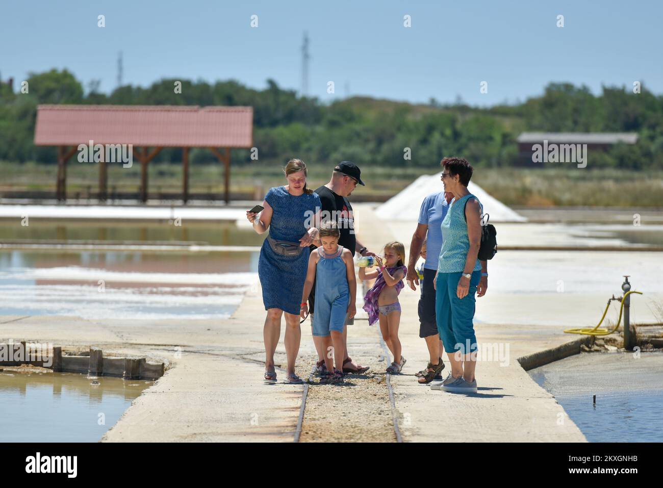 Les gens visitent Nin Saltworks à Nin, en Croatie, sur 9 juillet 2020. Le Saltworks de Nin, situé dans la région de Zadar, où tout le travail de la ville est encore fait traditionnellement et à la main. Le sel de Nin est cultivé de la même manière depuis 1 500 ans, comme cela a été démontré précédemment par les découvertes archéologiques de l'Illyrien et de la période romaine, pour n'en citer que deux.les saltworks de Nin ont ouvert ses portes aux visiteurs intéressés . Ce que cela signifie, c'est qu'il sera possible pour les habitants et les visiteurs de visiter Solana Nin et son musée du sel gratuitement.les journées portes ouvertes se tiennent toutes les deux semaines Banque D'Images