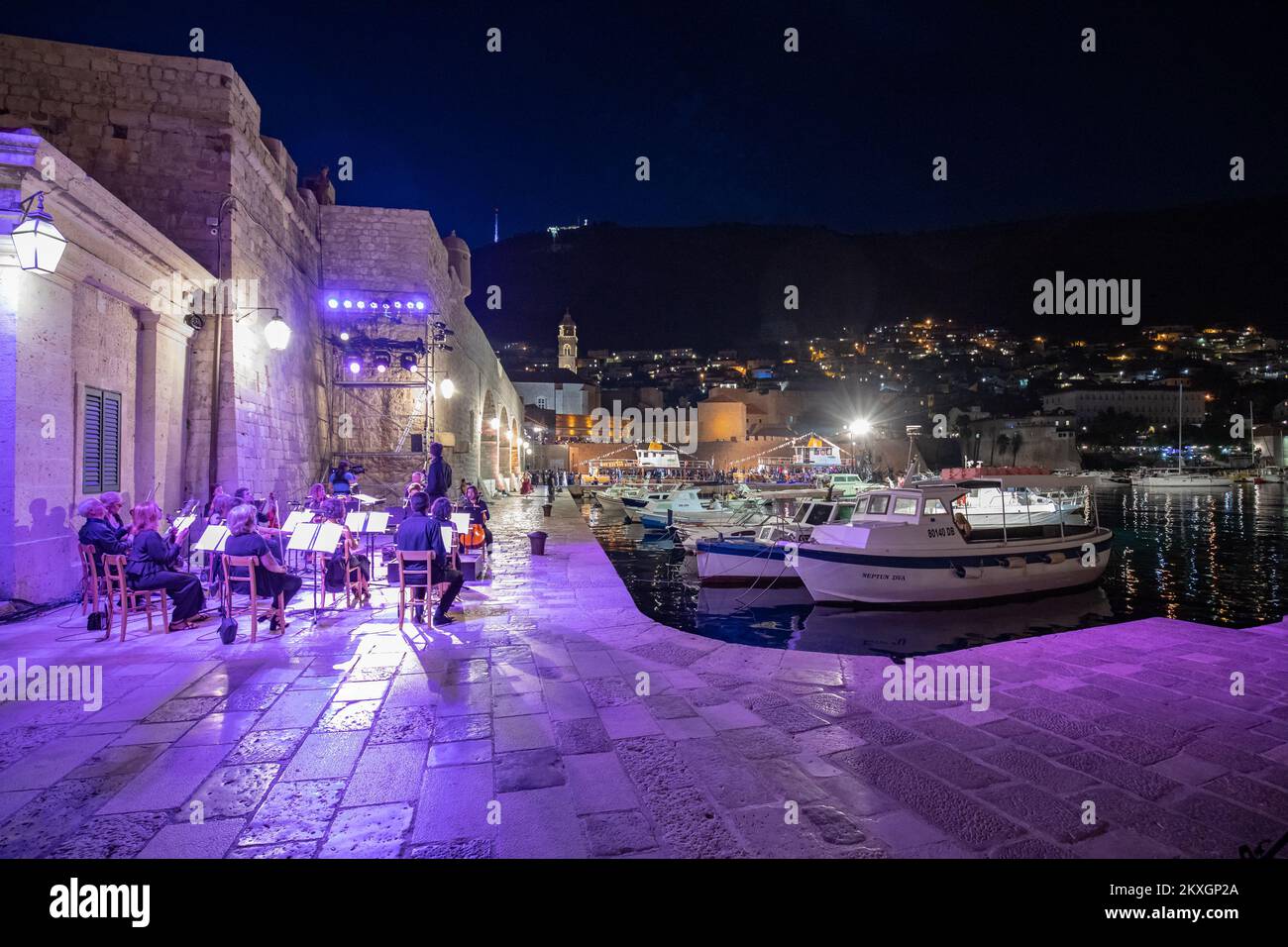 Ouverture du festival d'été de Dubrovnik 71st dans le port de la ville de Dubrovnik, en Croatie, sur 10 juillet 2020. Les Jeux d'été de Dubrovnik de cette année, les 71st de suite, se tiendront de 10 juillet à 25 août dans un format réduit en raison des mesures épidémiologiques actuelles de la COVID-19 en Croatie et dans le monde et des conséquences financières de la pandémie. Photo: Grgo Jelavic/PIXSELL Banque D'Images