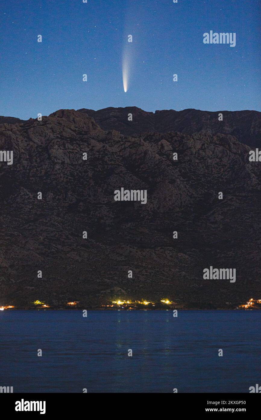 Comet C2020 F3 Neowise peut être vu au-dessus de la montagne Velebit de Razanac près de Zadar, à Razanac, Croatie sur 11 juillet 2020. Photo: Marko Dimic/PIXSELL Banque D'Images