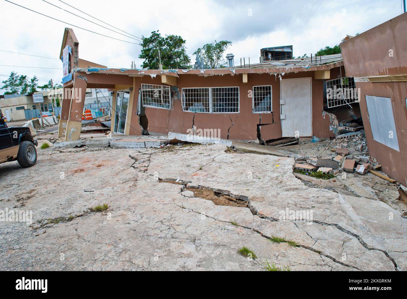 Ouragan/tempête tropicale mudslide/glissement de terrain tempête sévère - Caguas, Porto Rico, 26 août 2011 dommages causés à l'édifice par la forte pluie de la tempête tropicale Irene dans la paroisse de San Salvador, Caguas. La FEMA est en cours de processus d'évaluation préliminaire des dommages. Michael Medina-Latorre/FEMA. Porto Rico ouragan Irene. Photographies relatives aux programmes, aux activités et aux fonctionnaires de gestion des catastrophes et des situations d'urgence Banque D'Images