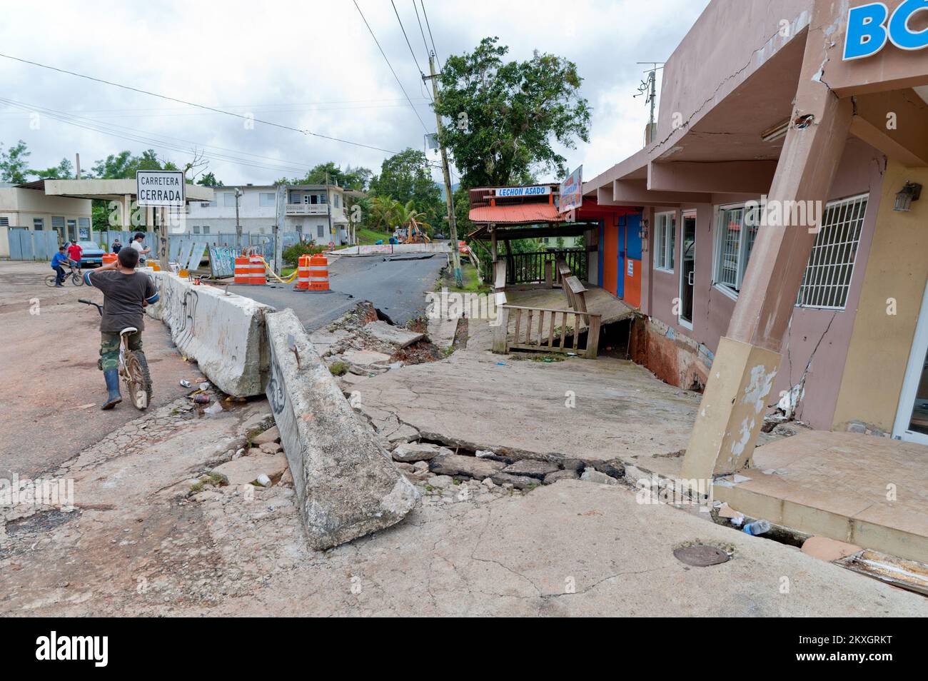 Mudslide/glissements de terrain tempête violente - Caguas, Porto Rico, 26 août 2011 dommages de route et de construction cause par la pluie lourde de la tempête tropicale Irene dans la paroisse de San Salvador, Caguas. La FEMA est en cours de processus d'évaluation préliminaire des dommages. Michael Medina-Latorre/FEMA. Porto Rico ouragan Irene. Photographies relatives aux programmes, aux activités et aux fonctionnaires de gestion des catastrophes et des situations d'urgence Banque D'Images