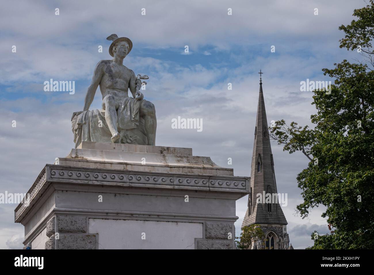 Copenhague, Danemark - 24 juillet 2022 : statue en pierre blanche de Merculius ou Hermès God sur le pilier à l'entrée du côté est de Churchill Parken. Bleu ciel nuageux, Banque D'Images