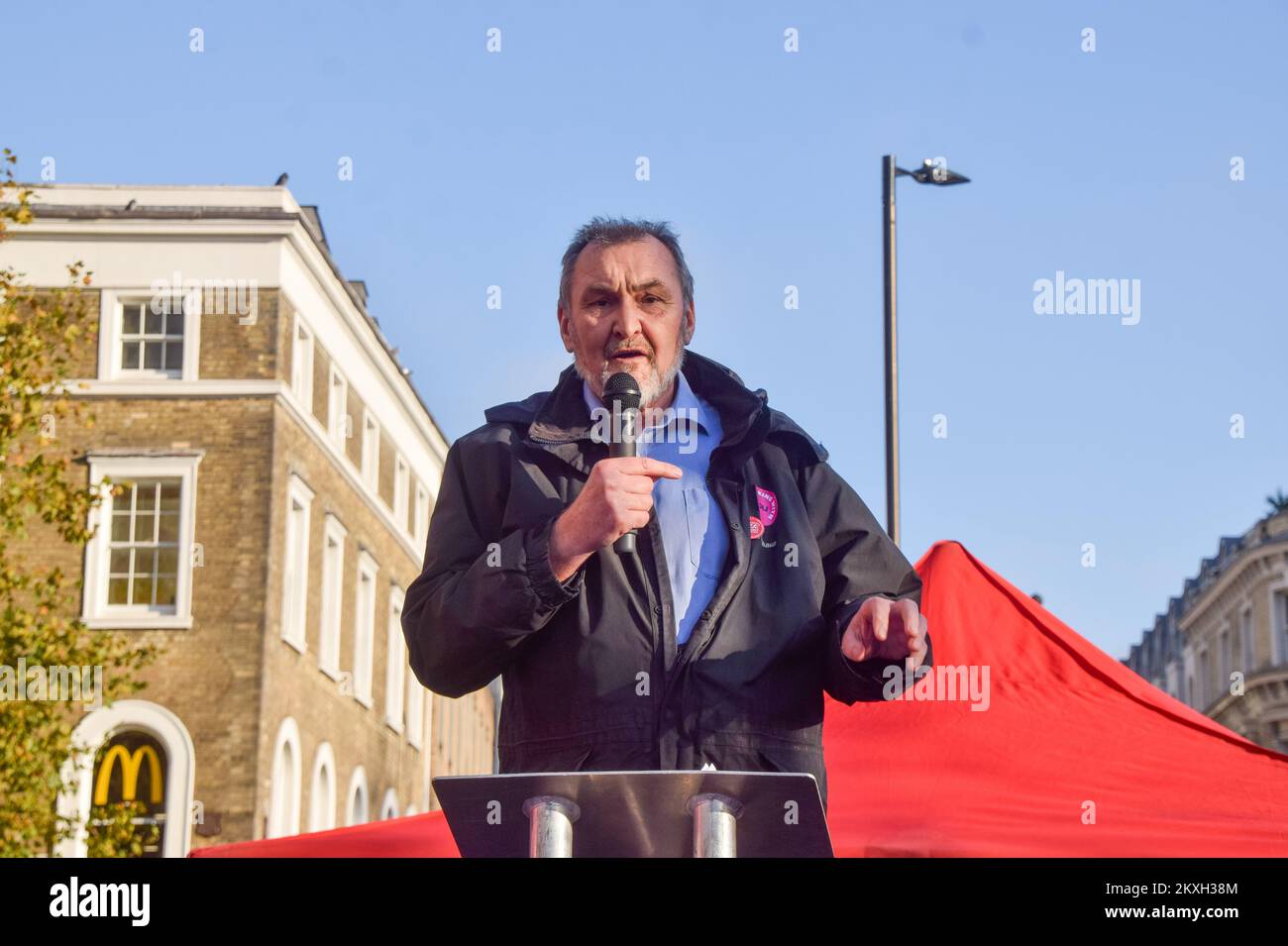 Londres, Royaume-Uni. 30th novembre 2022. Le secrétaire général du Syndicat national de l'éducation, Kevin Courtney, prononce un discours au cours du rassemblement. Des milliers de personnes se sont rassemblées à l'extérieur de la gare de King's Cross pour un rassemblement à l'appui des grèves universitaires. L'UCU (University and College Union) a organisé la plus grande sortie par le personnel universitaire et universitaire du Royaume-Uni à ce jour, dans un conflit sur les salaires, les pensions et les conditions de travail. Crédit : SOPA Images Limited/Alamy Live News Banque D'Images