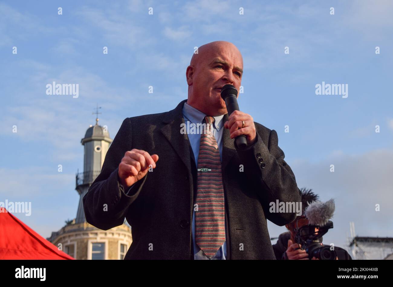 Londres, Royaume-Uni. 30th novembre 2022. Le secrétaire général du RMT (Syndicat des travailleurs du transport ferroviaire, maritime et maritime), Mick Lynch, prononce un discours pendant le rassemblement. Des milliers de personnes se sont rassemblées à l'extérieur de la gare de King's Cross pour un rassemblement à l'appui des grèves universitaires. L'UCU (University and College Union) a organisé la plus grande sortie par le personnel universitaire et universitaire du Royaume-Uni à ce jour, dans un conflit sur les salaires, les pensions et les conditions de travail. Crédit : SOPA Images Limited/Alamy Live News Banque D'Images