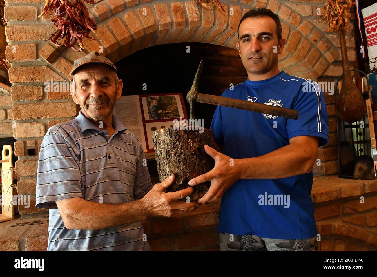 Djuro Vukovic avec son neveu Stjepan Vukovic et une hache de 5500 ans qui est maintenant dans le Musée de Brod-Postavina à Brod Slavonski, Croatie, sur 13 juillet 2020. Pendant près de 50 ans, Djuro Vukovic (77) de Vrhovina près de Slavonski Brod a gardé une hache de cuivre, ne connaissant pas son âge et sa valeur de musée. Il a creusé une hache dans le 1970s en creusant des trous pour des piliers en béton pour planter de grands vignobles du complexe agro-industriel de Jasinje dans son village de Vrhovina. Il a pris l'objet trouvé à la maison, l'a nettoyé du sol et l'a mis sur le mur. Il n'avait aucune idée qu'il avait 5 500 ans. L'AX eveventua Banque D'Images