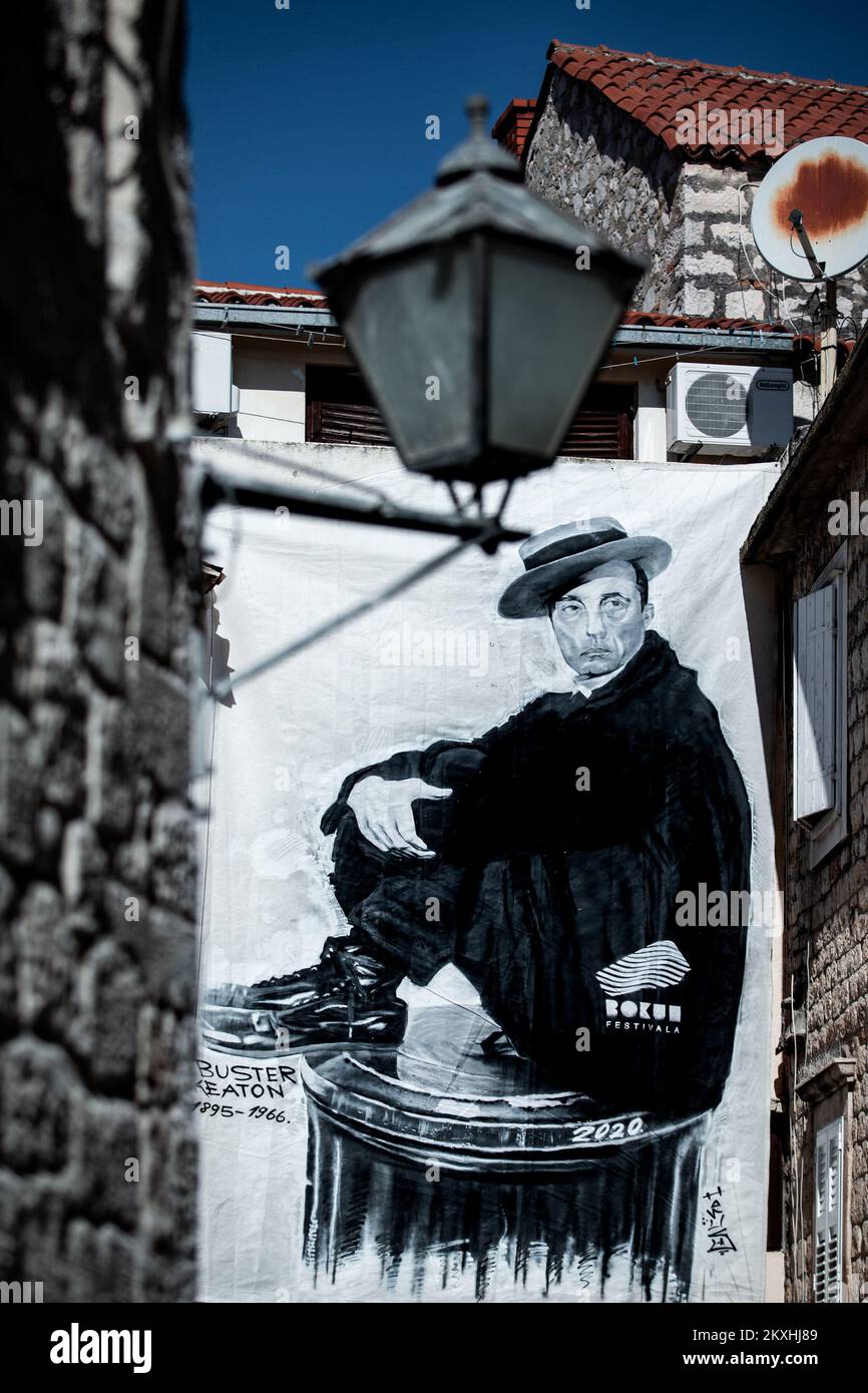 Graffiti d'un célèbre acteur de cinéma silencieux, Buster Keaton est photographié sur un ancien bâtiment résidentiel de la vieille ville de Trogin, en Croatie, sur 9 septembre 2020. Le Festival du film de Bokun Silent se tiendra à Trogir du 11 au 12 septembre 2020. Photo: Milan SABIC/PIXSELL Banque D'Images