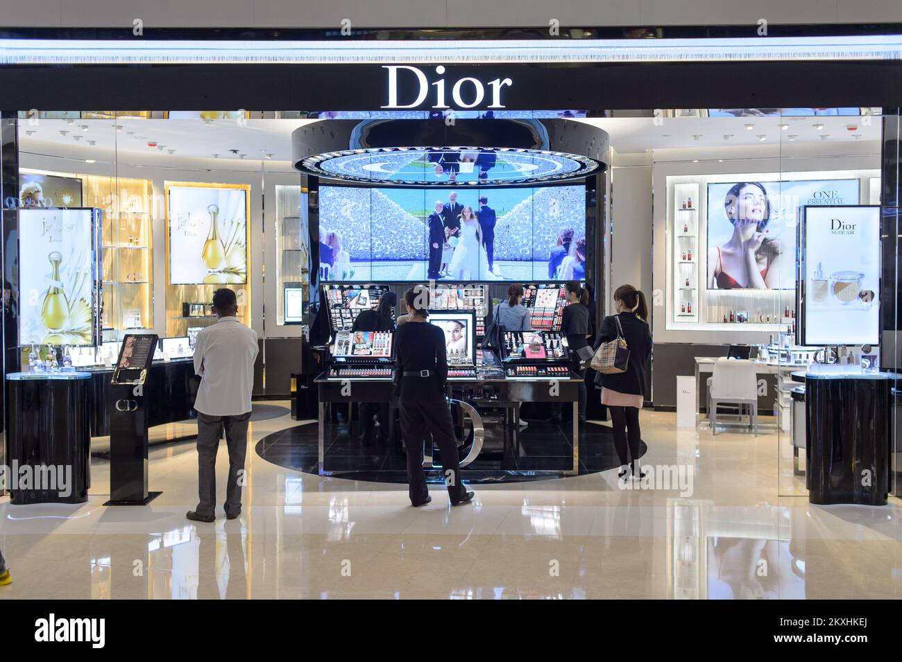 HONG KONG - 05 MAI 2015 : intérieur de la boutique Dior Cosmetics. Dior, est une société française de produits de luxe contrôlée et présidée par l'homme d'affaires Bernard Arnau Banque D'Images